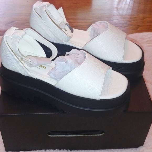 BNWT Fashion Nova Chunky Sandals. Size 7 but fit 7.5 - Picture 5 of 8